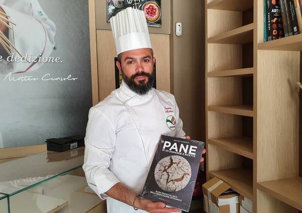 Un pomeriggio nel laboratorio del panificatore Matteo Cunsolo: «Dal pane un messaggio di pace»