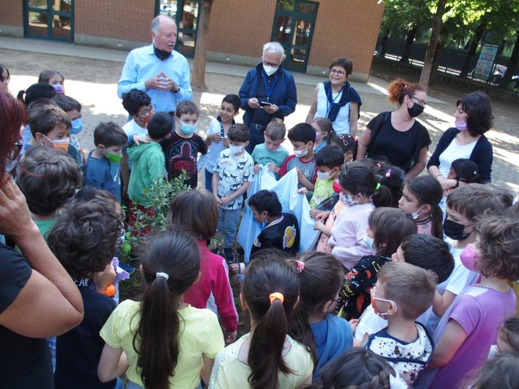 In dono alle scuole primarie di Saronno  piante di ulivo come simbolo di pace