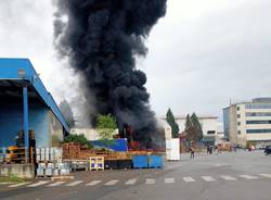 Incendio in un capannone della sede Whirlpool di Cassinetta di Varese