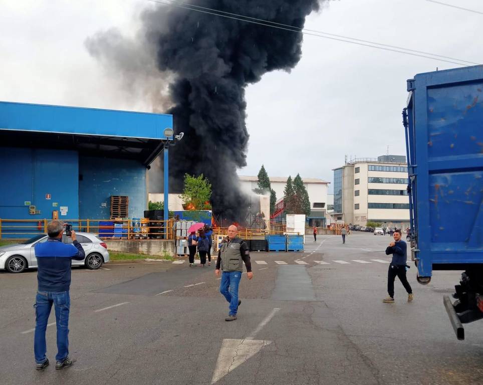 Incendio in un capannone della sede Whirlpool di Cassinetta di Varese