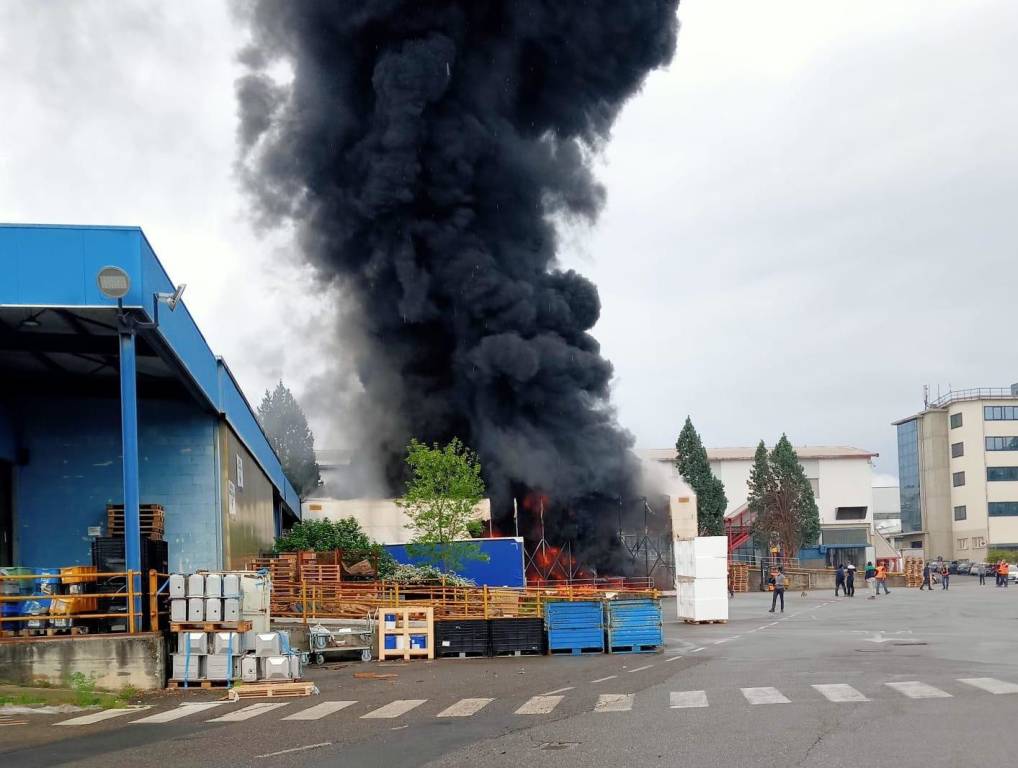 Incendio in un capannone della sede Whirlpool di Cassinetta di Varese