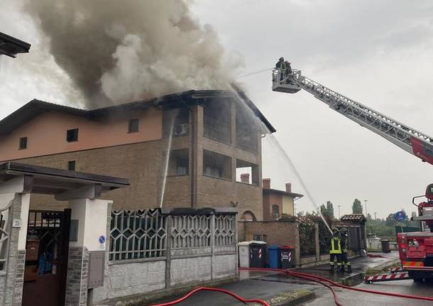 Incendio tetto a Lainate 