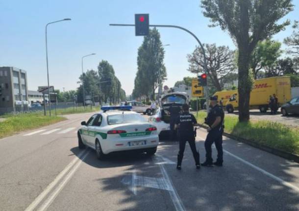 Incidente tra una moto e un furgone in via De Gasperi a Rho