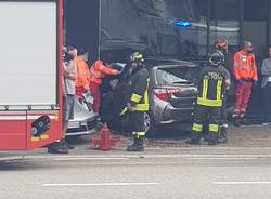 incidente auto contro porsche varese