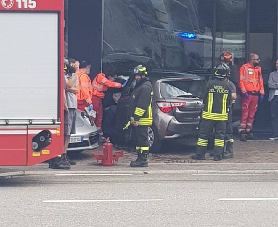 incidente auto contro porsche varese