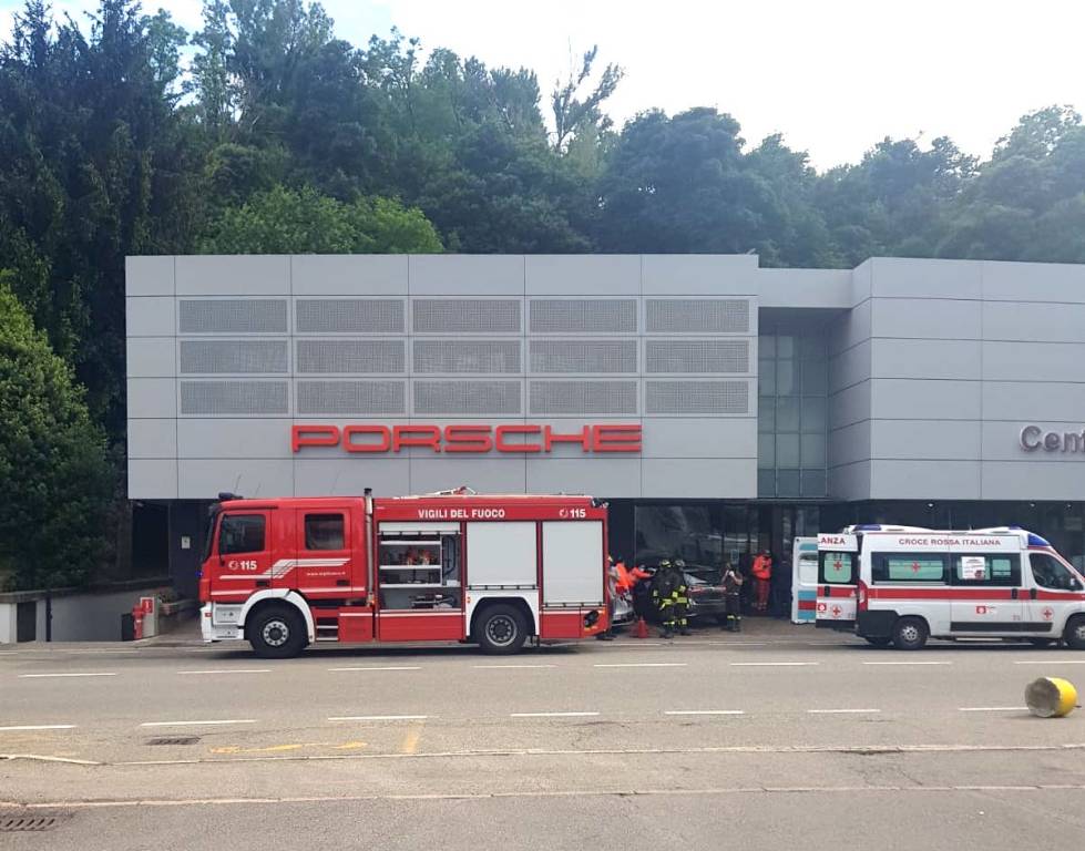 incidente auto contro porsche varese