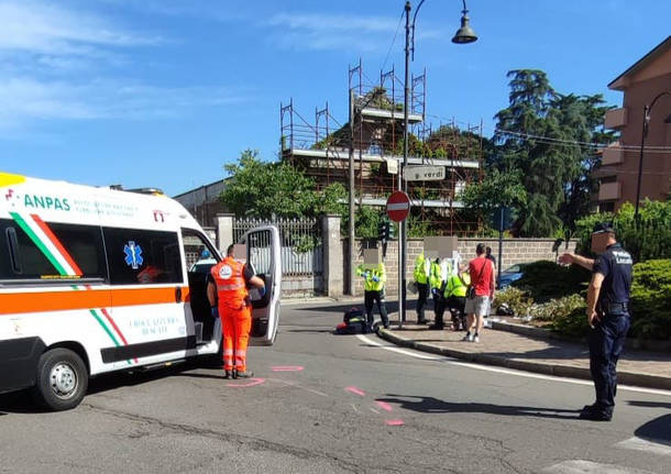 Incidente tra un'auto e una bici elettrica a Busto Garolfo