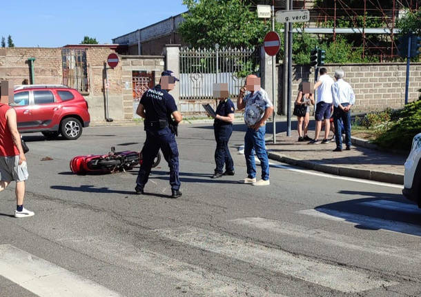 Incidente tra un'auto e una bici elettrica a Busto Garolfo