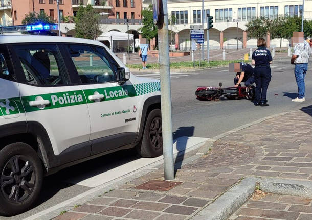 Incidente tra un'auto e una bici elettrica a Busto Garolfo