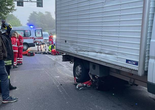 Incidente viale Cadorna moto incastrata sotto l'auto