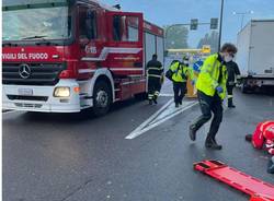 Incidente viale Cadorna moto incastrata sotto l'auto