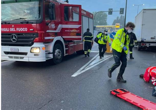 Incidente viale Cadorna moto incastrata sotto l'auto