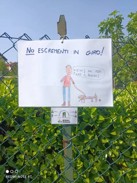 L'appello dei bambini della scuola di Morosolo: "Raccogliete le cacche dei vostri cani"
