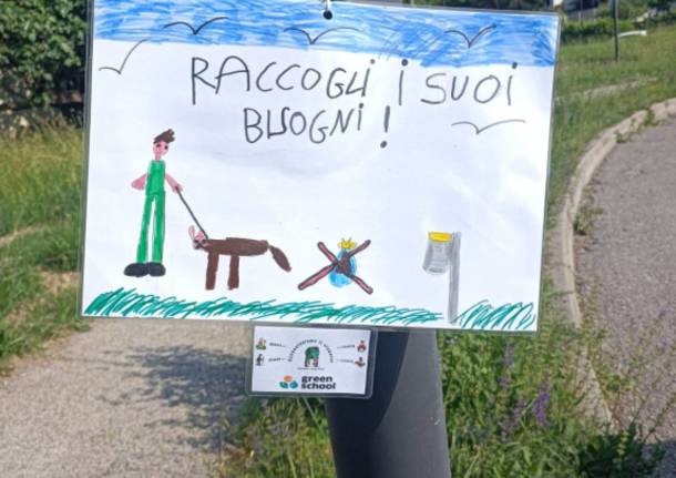 L'appello dei bambini della scuola di Morosolo: "Raccogliete le cacche dei vostri cani"