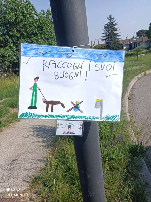 L'appello dei bambini della scuola di Morosolo: "Raccogliete le cacche dei vostri cani"