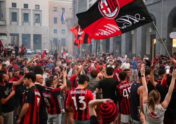 La festa dei tifosi del Milan a Varese