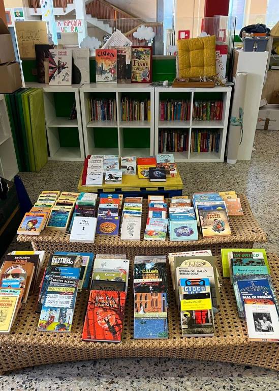 libri donati alla scuola primaria di san fermo