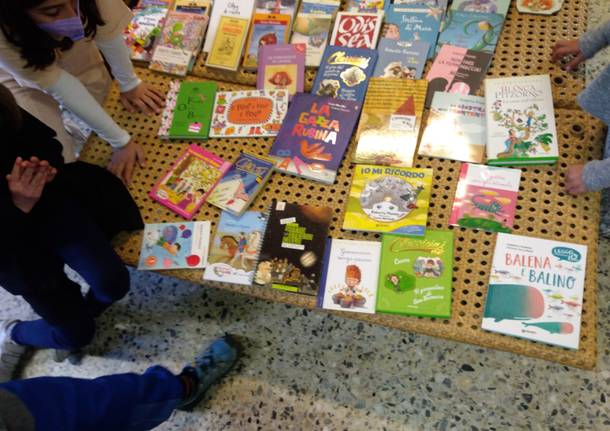 libri donati alla scuola primaria di san fermo