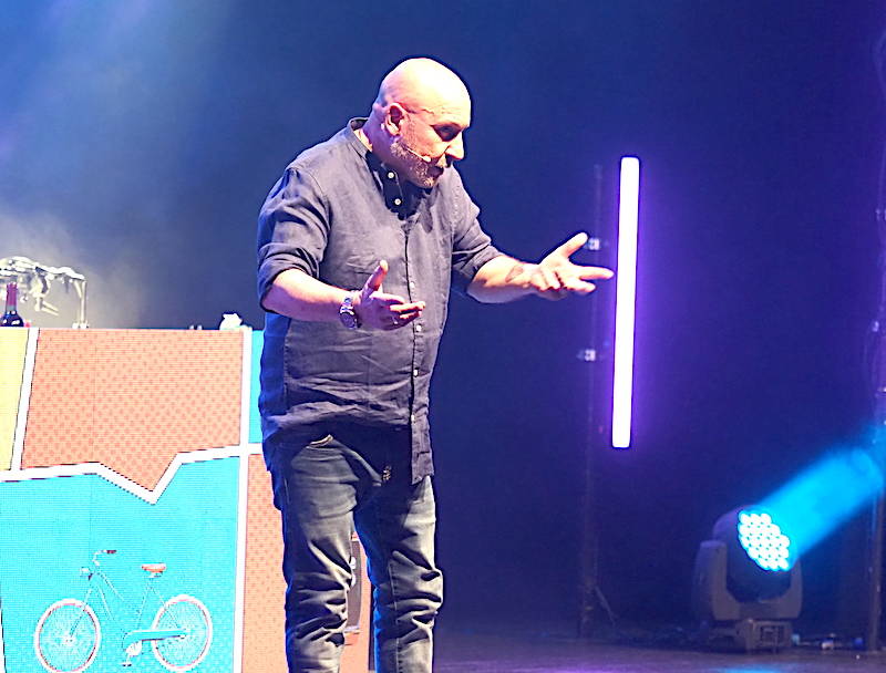 Maurizio Battista strappa il sorriso al pubblico del Teatro di Varese