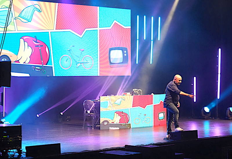 Maurizio Battista strappa il sorriso al pubblico del Teatro di Varese