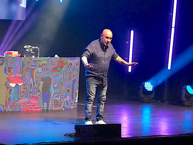 Maurizio Battista strappa il sorriso al pubblico del Teatro di Varese