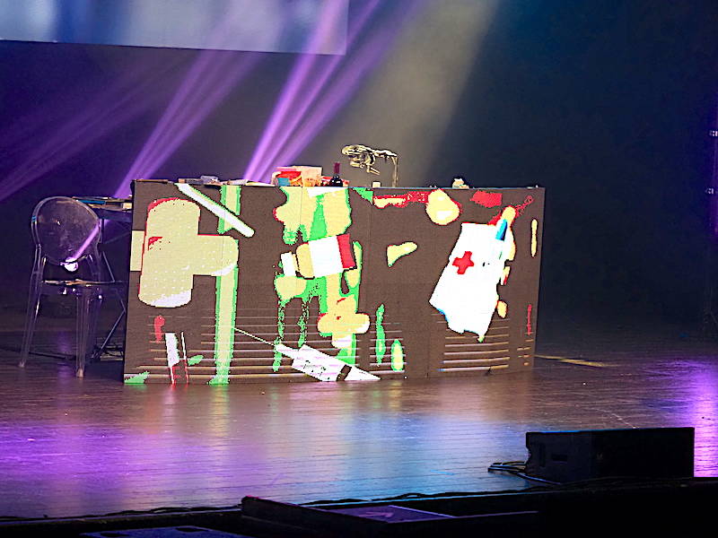 Maurizio Battista strappa il sorriso al pubblico del Teatro di Varese