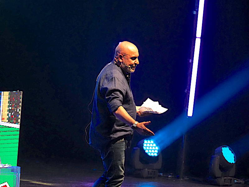 Maurizio Battista strappa il sorriso al pubblico del Teatro di Varese