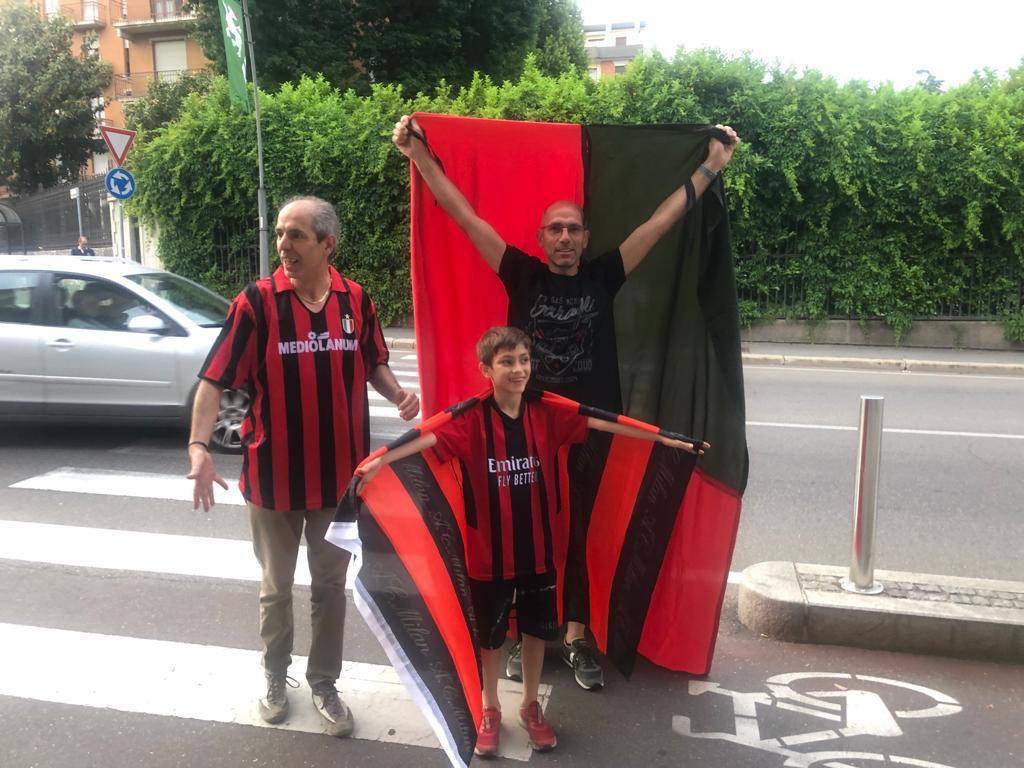 Milan vince lo scudetto: i tifosi festeggiano in centro a Legnano 