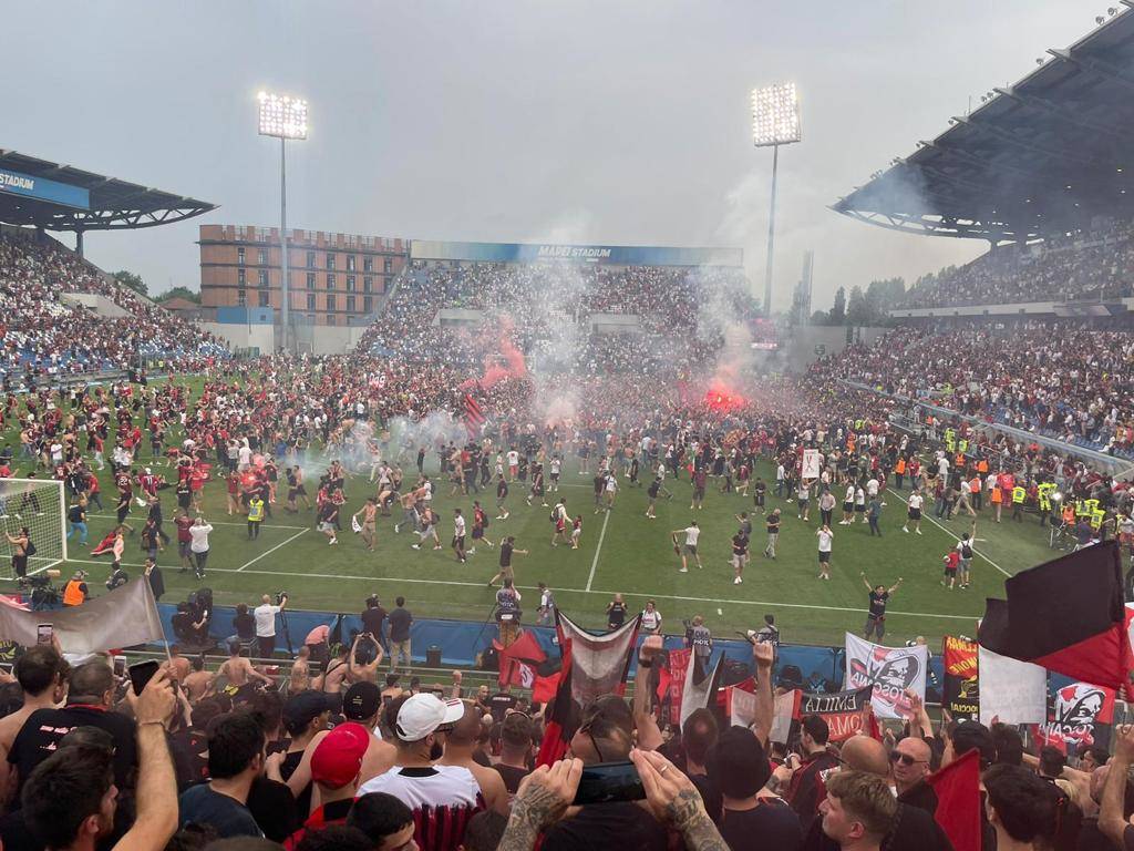 Milan vince lo scudetto: i tifosi festeggiano in centro a Legnano 