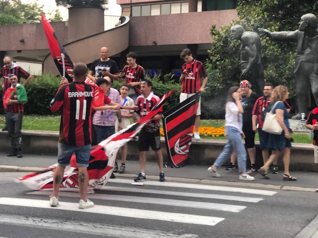 Milan vince lo scudetto: i tifosi festeggiano in centro a Legnano 