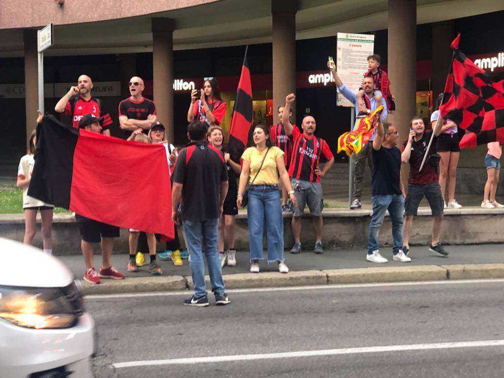 Milan vince lo scudetto: i tifosi festeggiano in centro a Legnano 