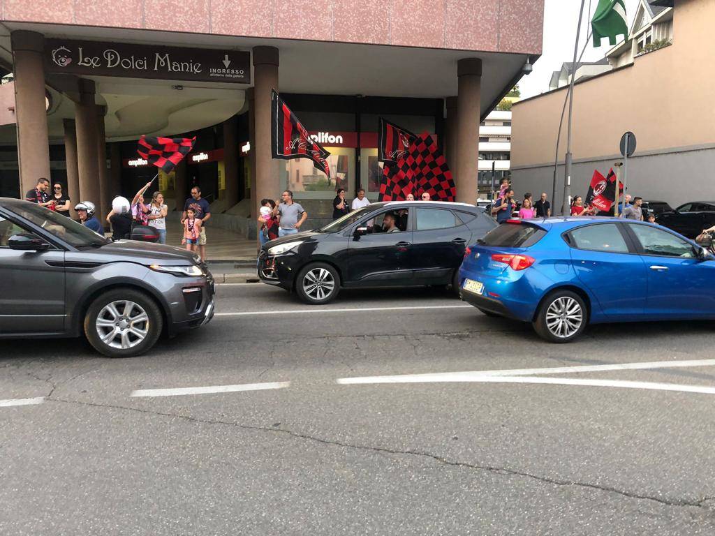 Milan vince lo scudetto: i tifosi festeggiano in centro a Legnano 