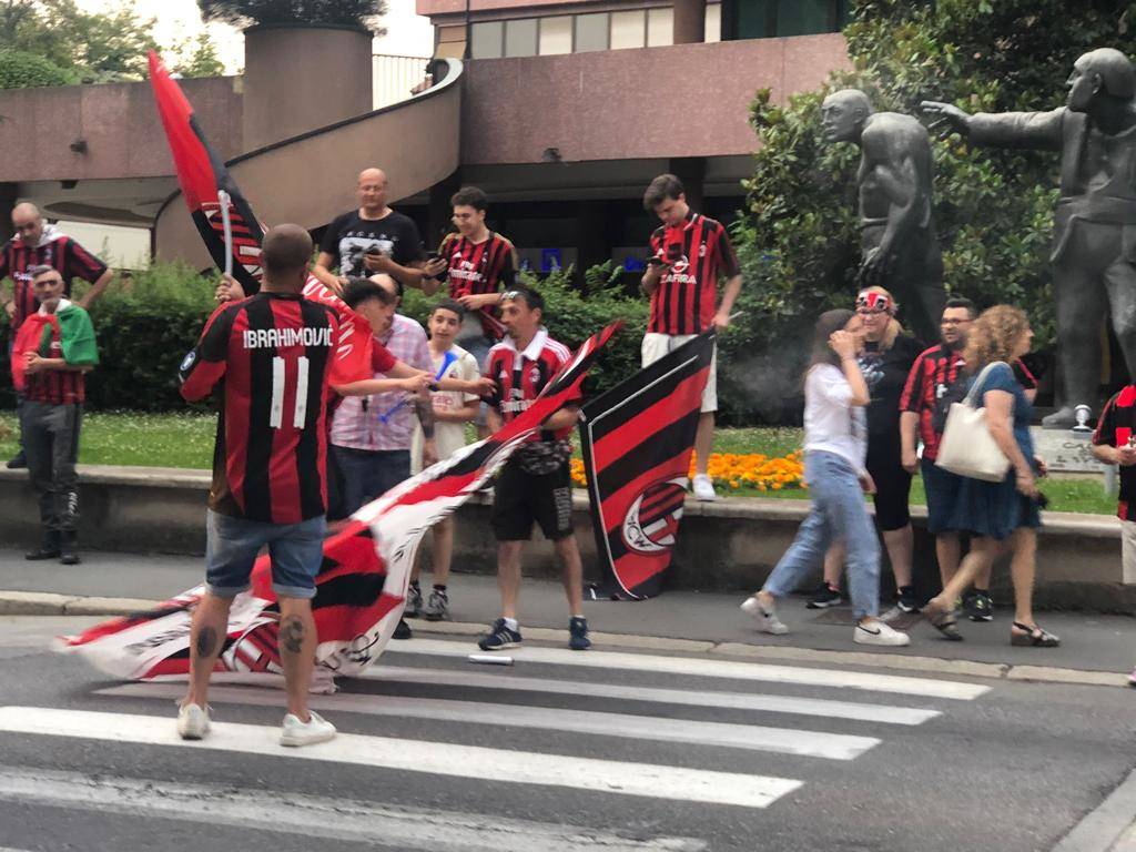 Milan vince lo scudetto: i tifosi festeggiano in centro a Legnano 
