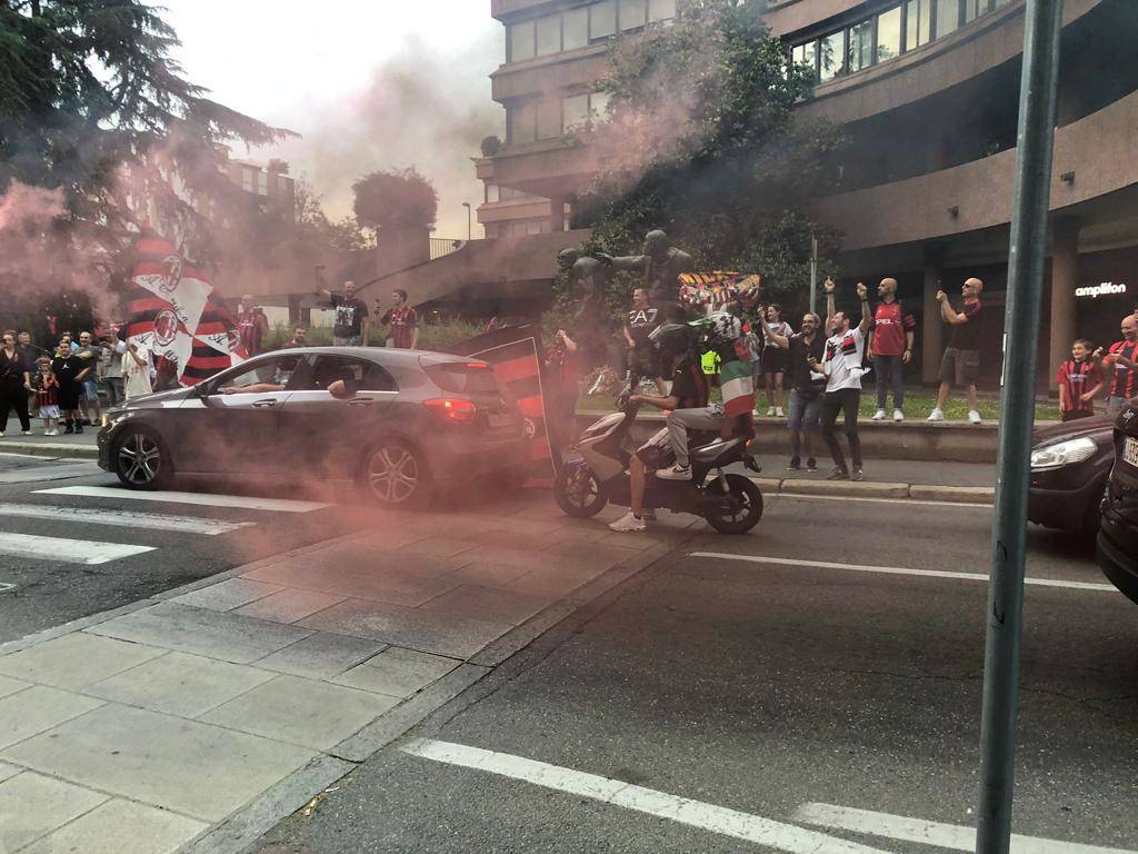 Milan vince lo scudetto: i tifosi festeggiano in centro a Legnano 