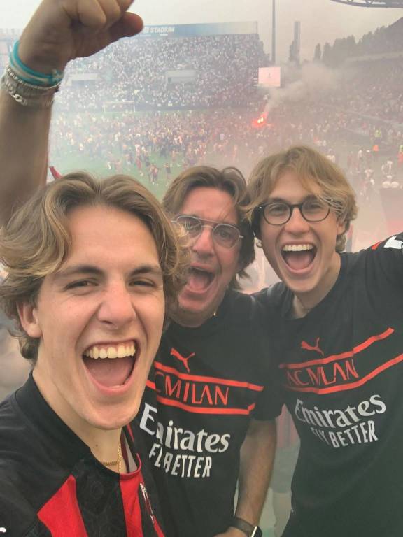 Milan vince lo scudetto: i tifosi festeggiano in centro a Legnano 