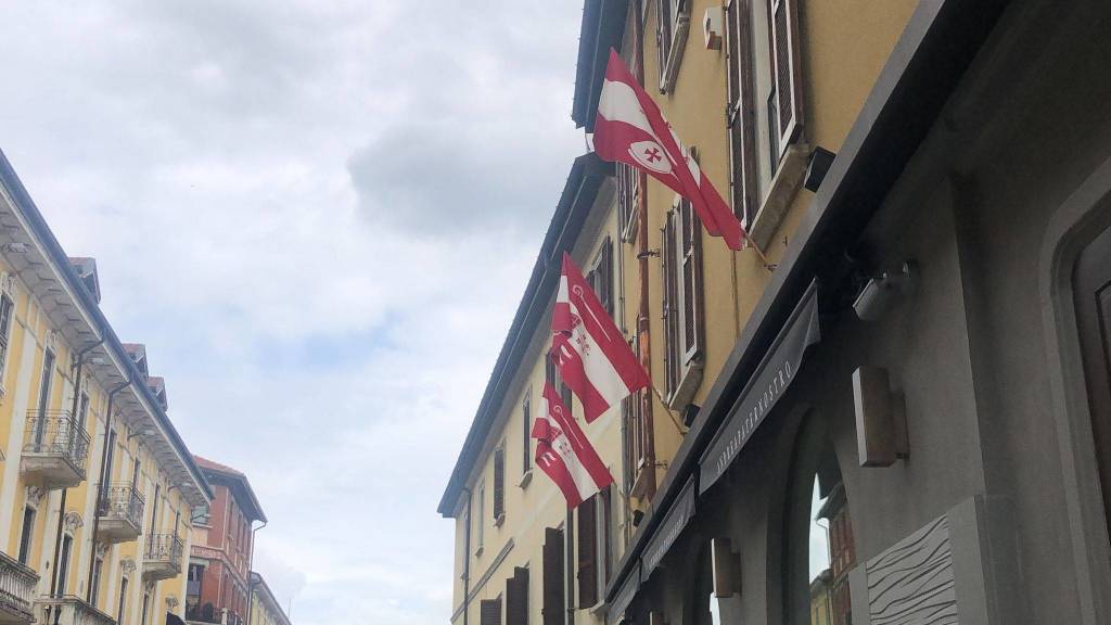 Palio di Legnano: le bandiere dei contradaioli