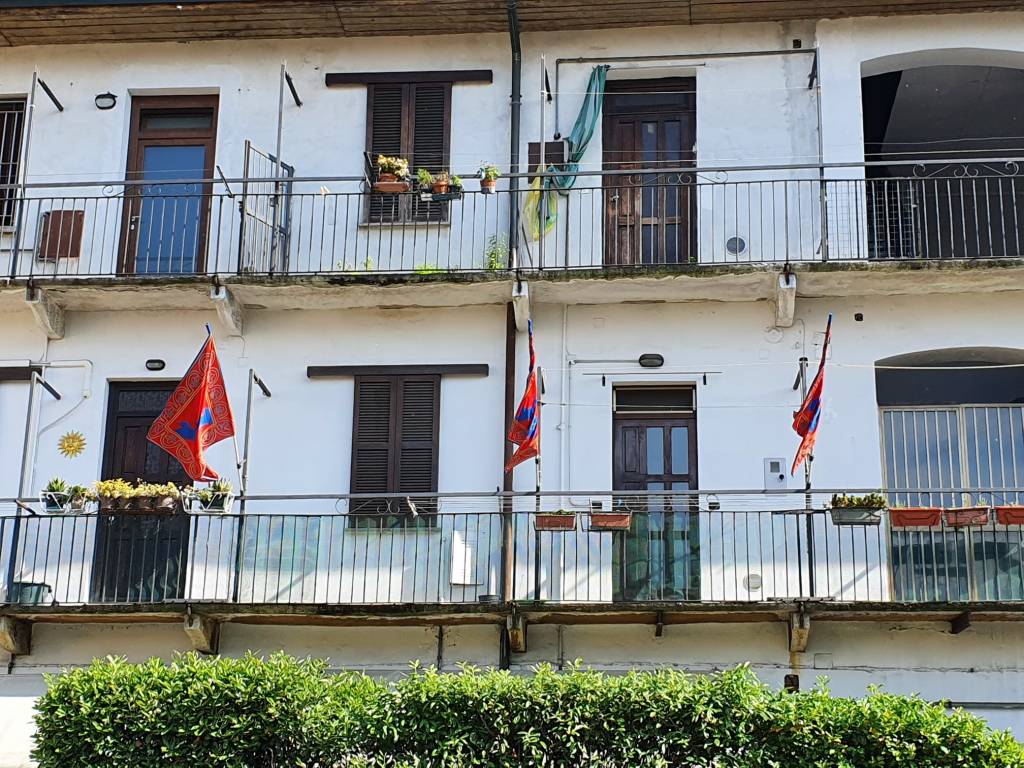 Palio di Legnano: le bandiere dei contradaioli