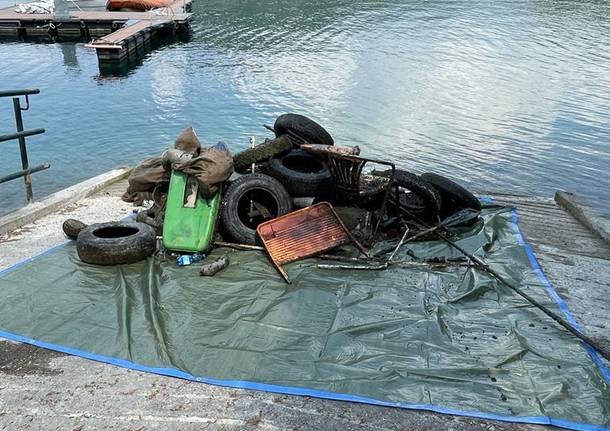 Un “bottino” di rifiuti per i sommozzatori nel Lago Ceresio