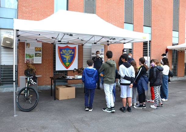 La visita della scuola De Amicis alla caserma dei Carabinieri di Busto Arsizio