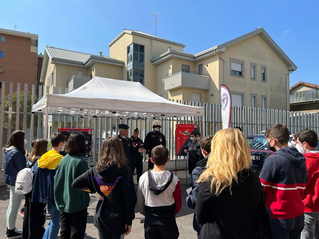 Scolaresche in visita alla Caserma dei Carabinieri di Busto Arsizio