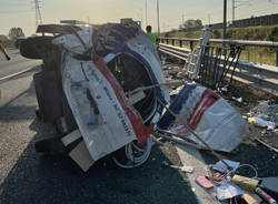 Scontro tra un camion cisterna e un furgone sull'A4