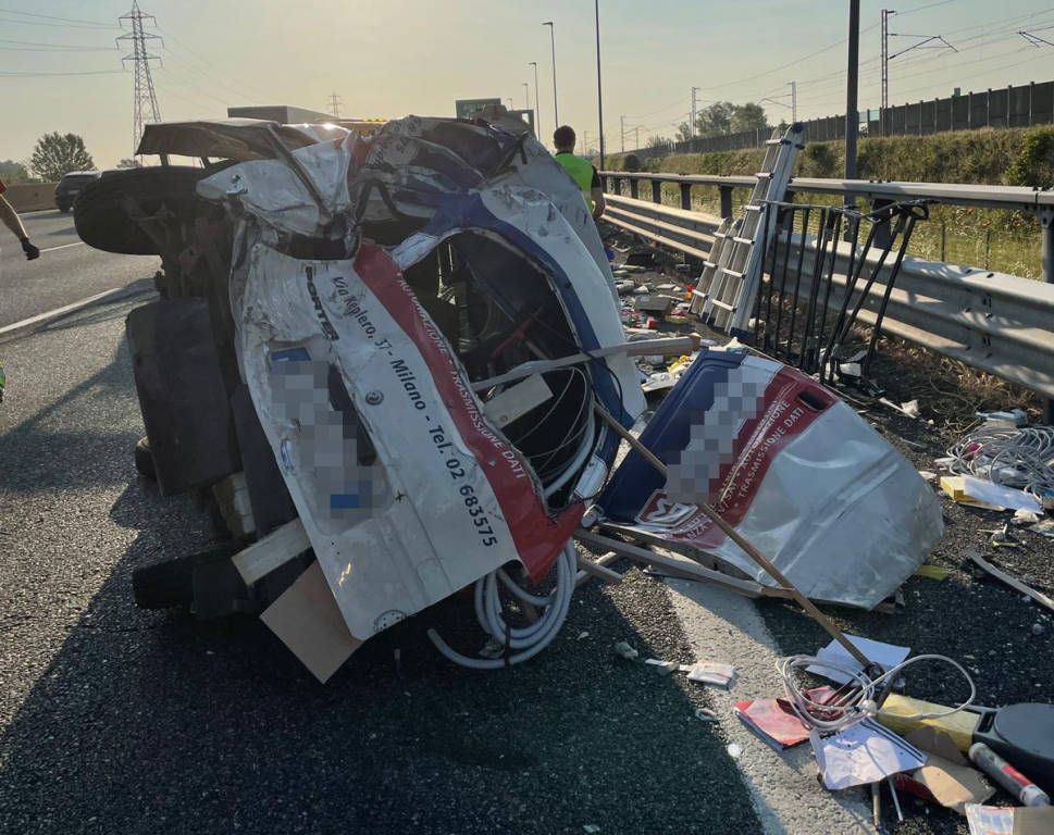 Scontro tra un camion cisterna e un furgone sull'A4