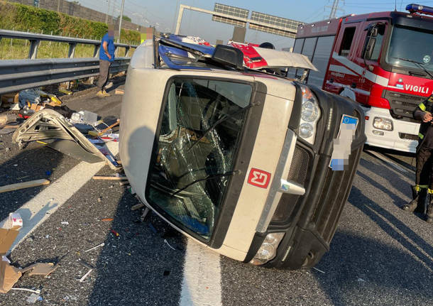 Scontro tra un camion cisterna e un furgone sull'A4