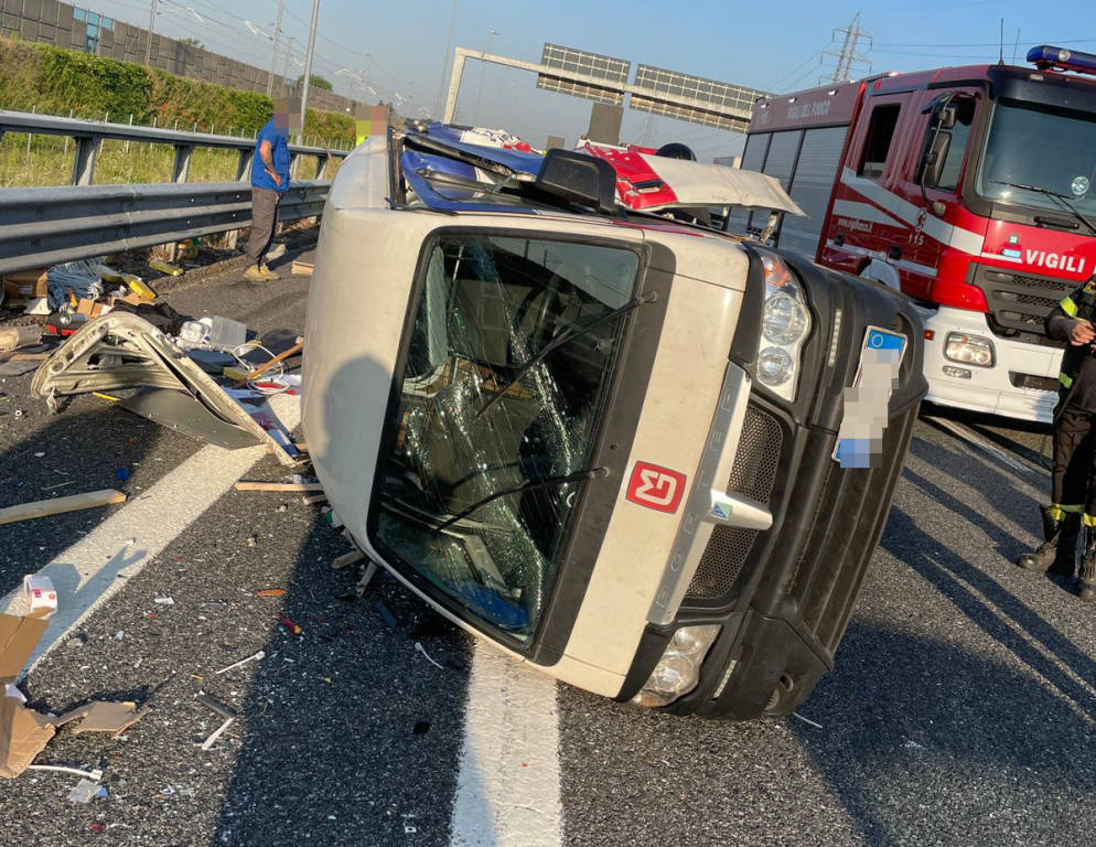 Scontro tra un camion cisterna e un furgone sull'A4