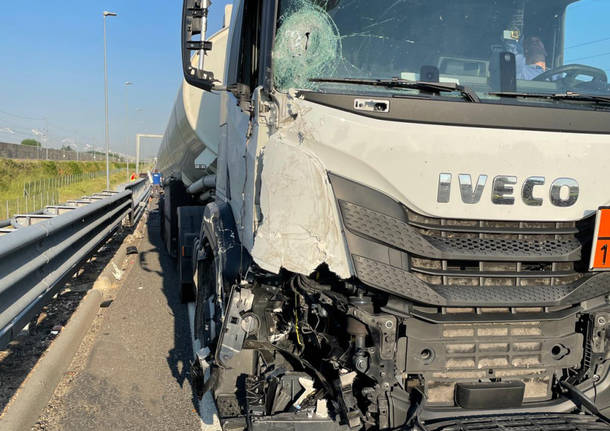 Scontro tra un camion cisterna e un furgone sull'A4