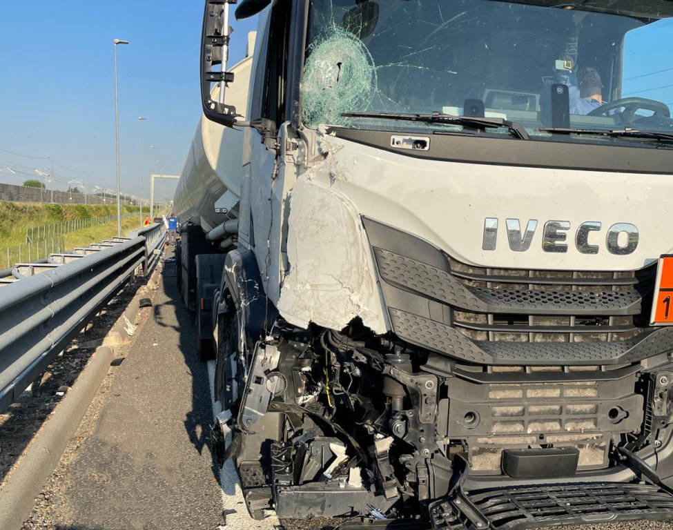 Scontro tra un camion cisterna e un furgone sull'A4