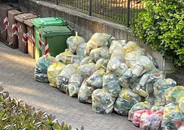 Varese - Spazzatura in via Crispi