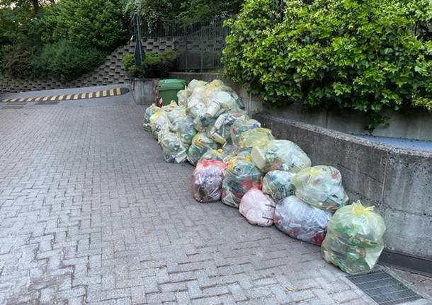 Varese: mucchi di spazzatura in via Crispi