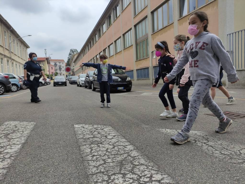 A Cislago bambini e bambini della primaria Mazzini a lezione di educazione stradale
