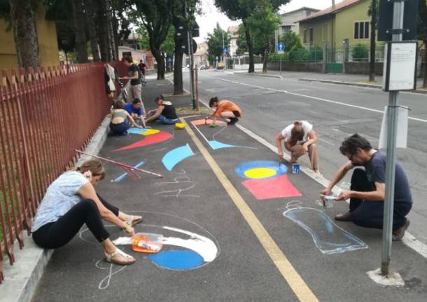 A Solaro le pensiline di sosta per l'autobus si colorano d'arte